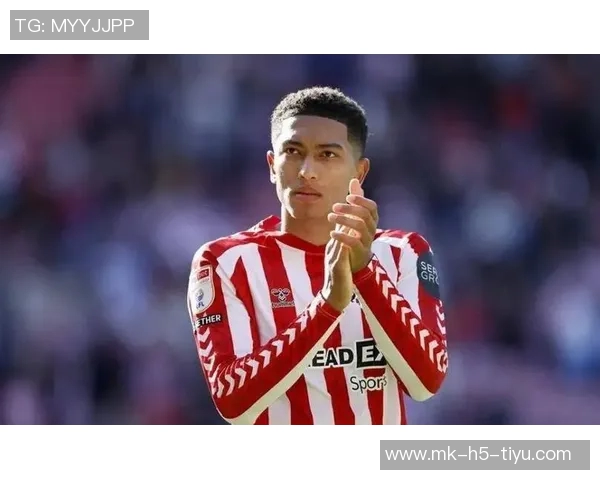 多特高层与球员赛后安慰小贝林厄姆因解围失误致拜仁进球 多特高层与球员赛后安慰小贝林厄姆因解围失误致拜仁进球