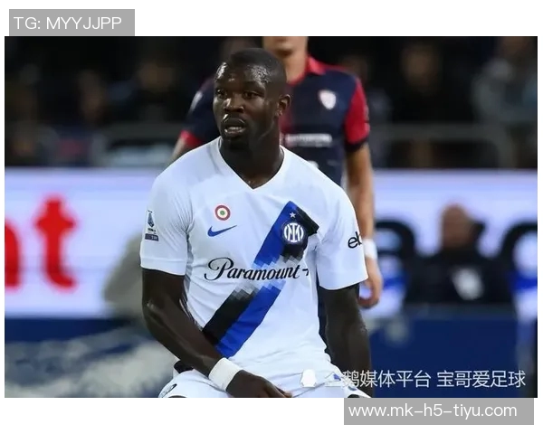 库普梅纳斯传中被扑后图拉姆紧随其后射门再遭门将拒绝 库普梅纳斯传中被扑后图拉姆紧随其后射门再遭门将拒绝