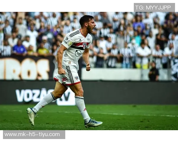 恭喜若日尼奥荣膺2025赛季巴甲最佳后腰奖项分享领奖瞬间 恭喜若日尼奥荣膺2025赛季巴甲最佳后腰奖项分享领奖瞬间