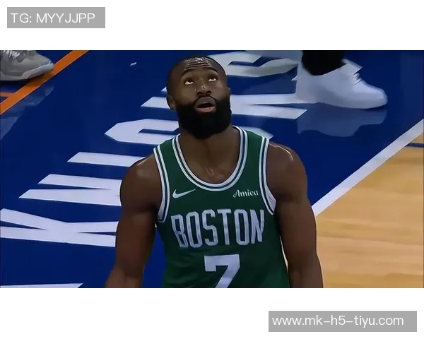 杰伦布朗表现出色17投8中斩获20分外加8篮板5助攻4抢断三分球命中率待提升